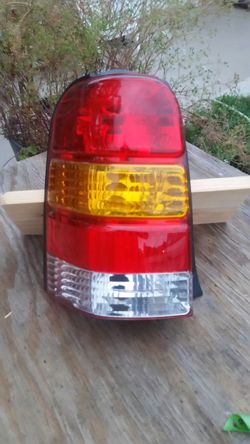 2005 ford escape tail light