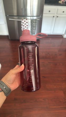 Lululemon rose blush pink 32 ounce numbered plastic water bottle with twistable and sealable lid