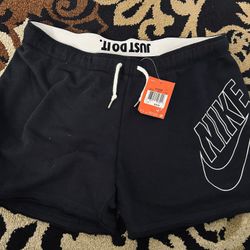 Nike short size L