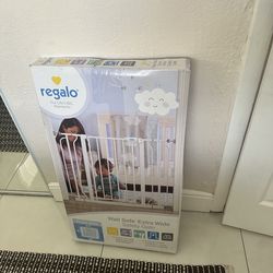La barrera de seguridad es la Regalo Wall Safe Extra Wide Safety Gate.  NUEVA EN SU CAJA