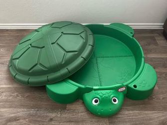 Turtle sandbox with lid