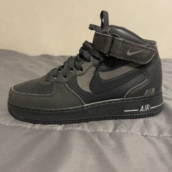 BRAND NEW MEN OREO AIR FORCE ONES… ..SIZE 9…
