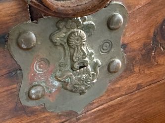 ANTIQUE SARATOGA JENNY LIND TRUNK