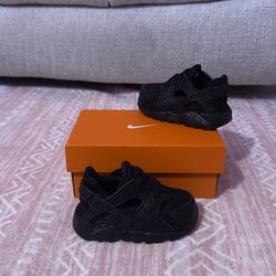 BRAND NEW 4C NIKE HUARACHE