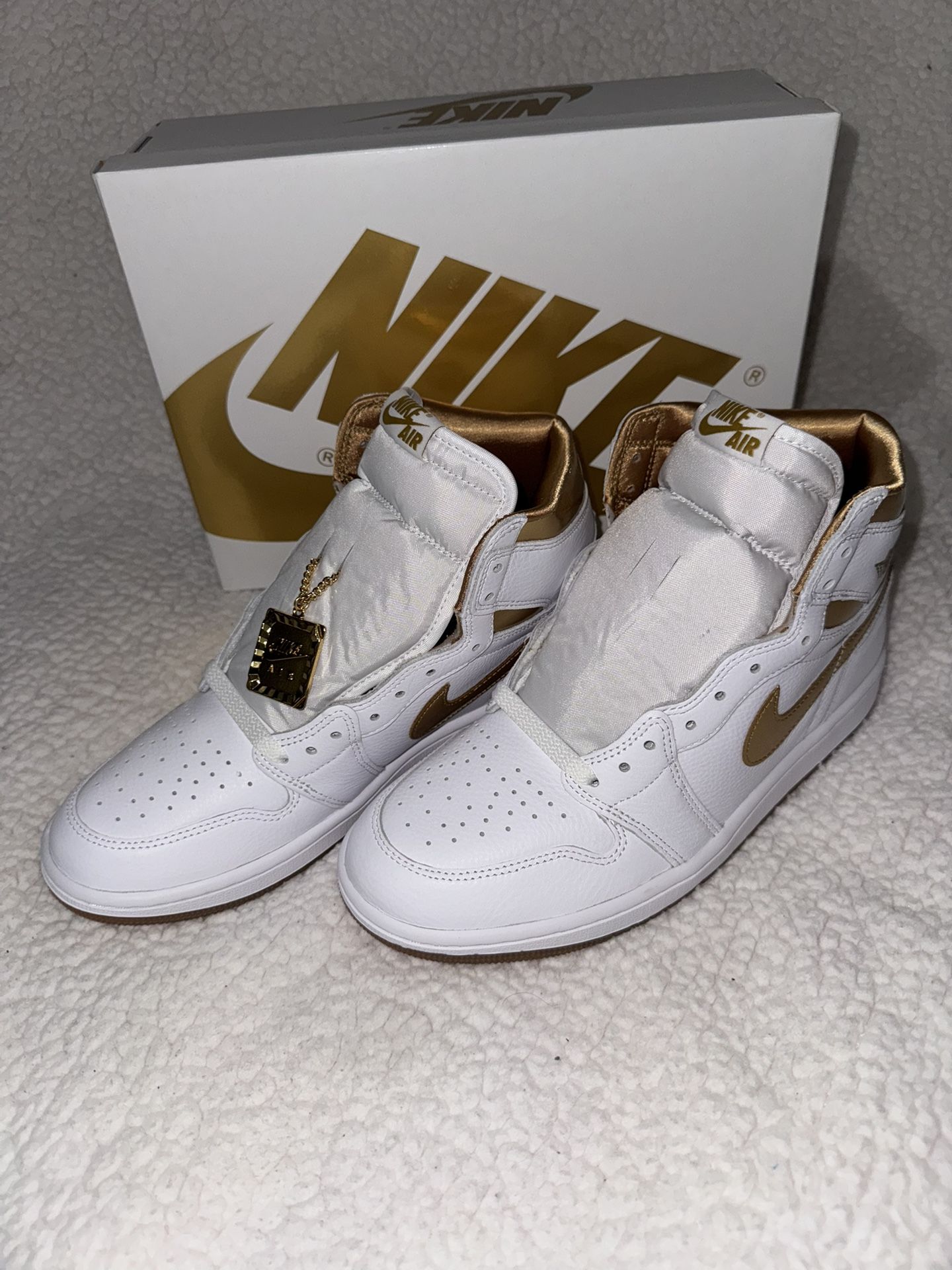 Air Jordan 1 Retro High Gold