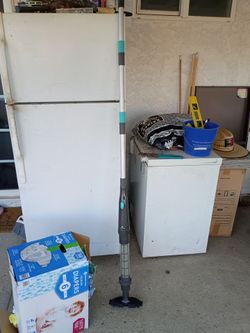 Cordless pool vacuum
