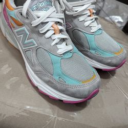 New Balance men size 9 and 1/2 in size 11 women