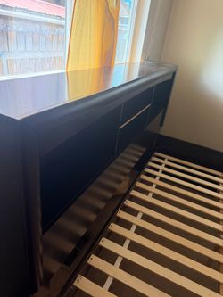 Queen size platform bed