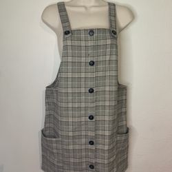 Overall dress plaid with pockets size small.    (O)