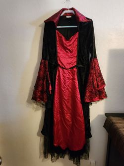 Spirit Halloween Vampiress Costume, Adult XL