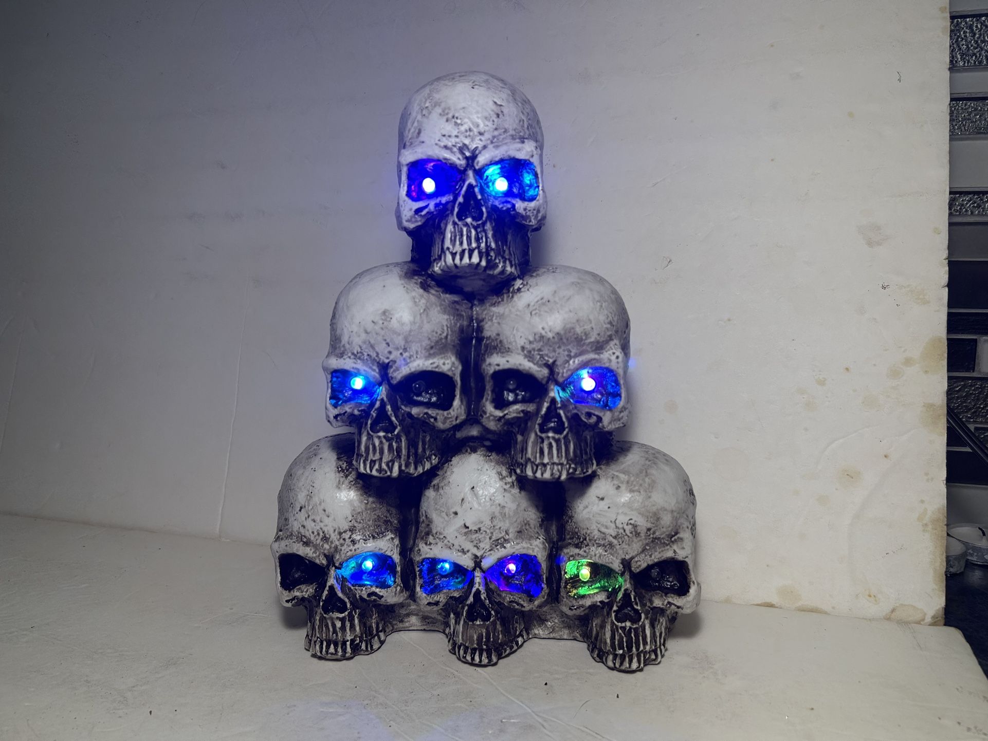 Halloween Vintage LED Lights & Sounds 6 Skull Heads With Creepy Carnival Music NOS