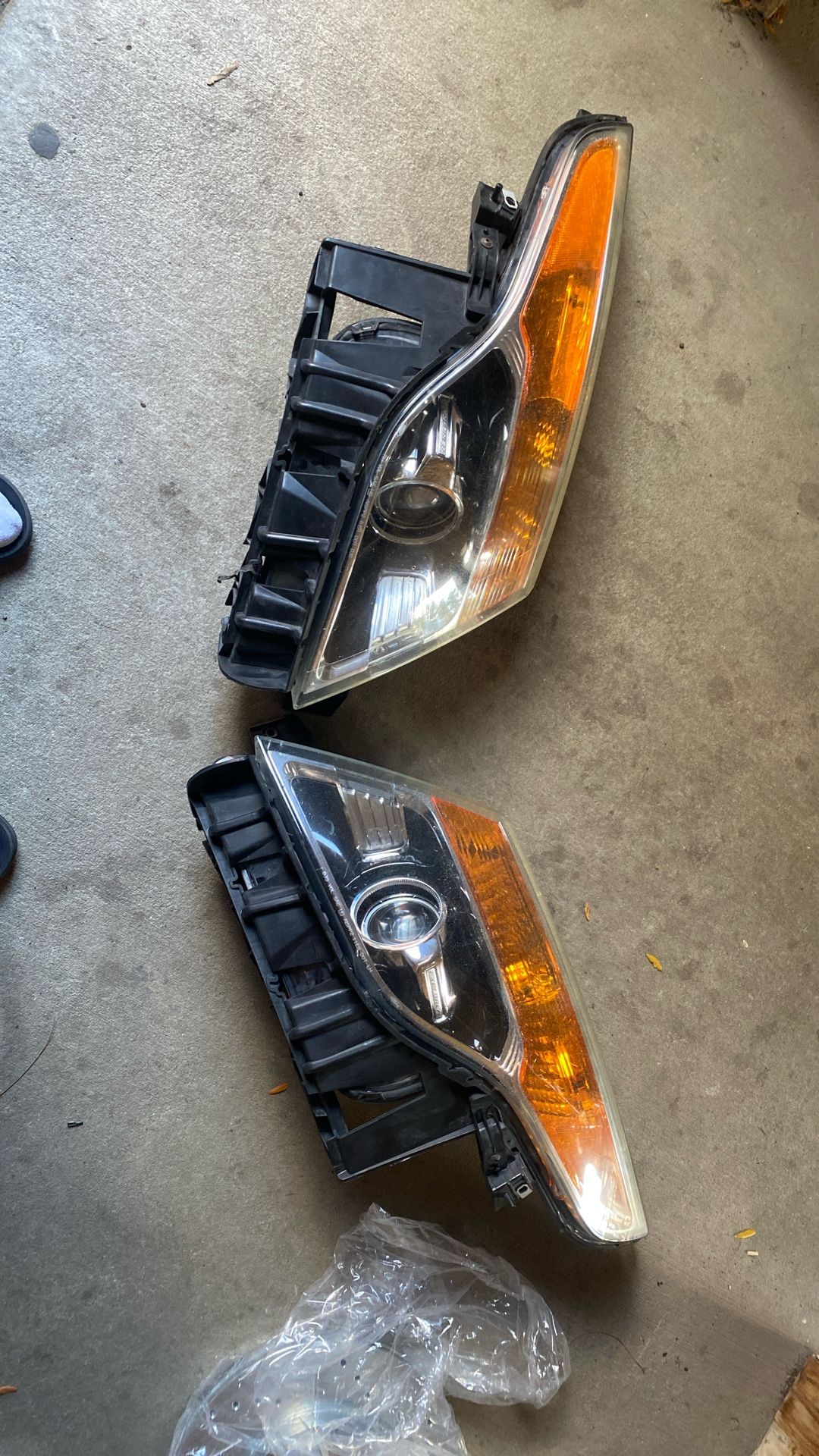 Original Front Headlights It Came Off from A 2014 Ford Explorer Decent Conditions 