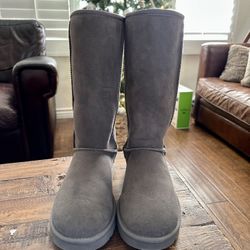UGG  WOMENS CLASSIC TALL BOOT SZ 8M US - GRAY COLOR 