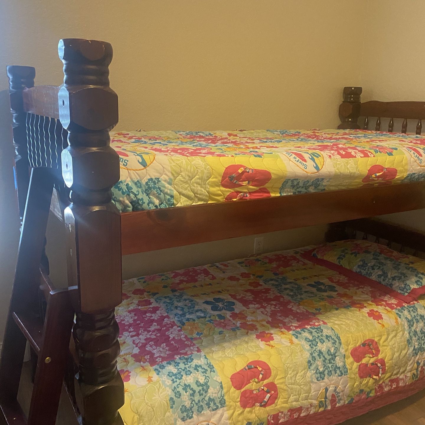 Hard and Resistant Wood Bunk Bed 