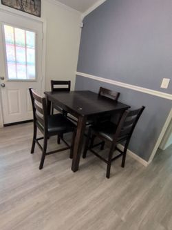 Nice wood table & 4 chairs