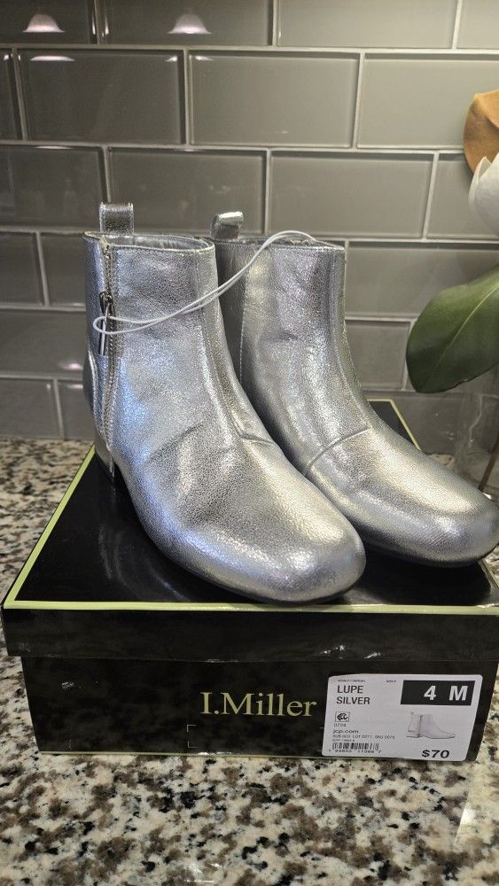 New girls boots size 4