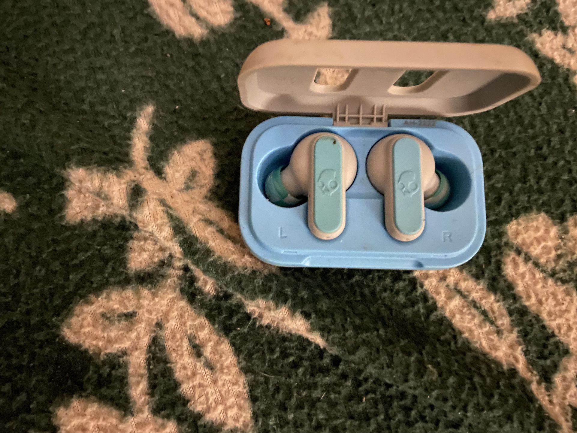 Ear Buds Bluetooth Cap Hardly Used 