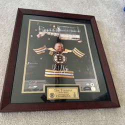 Signed Tim Thomas photograph (Bruins) 