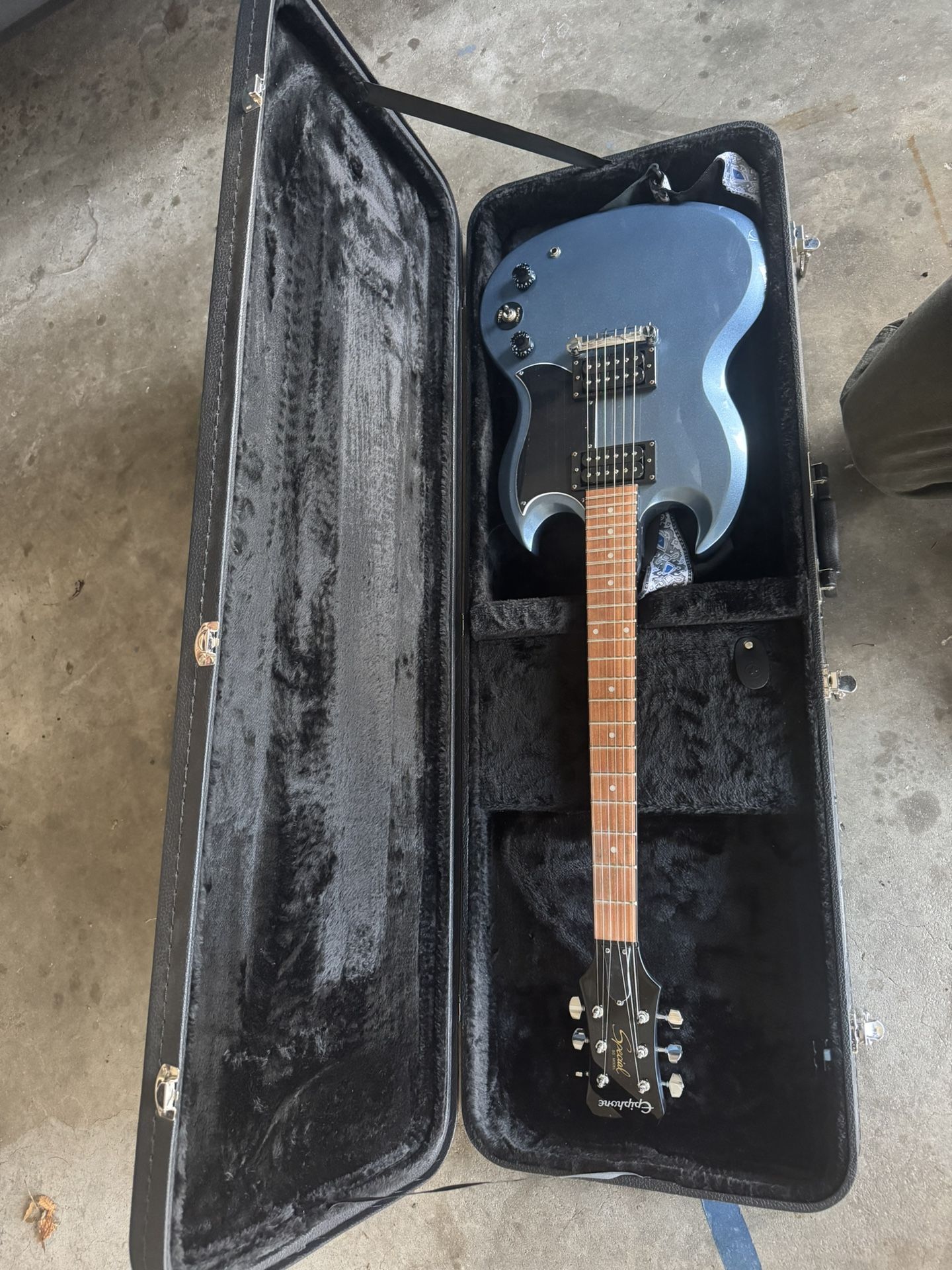 Epiphone special SG model with case