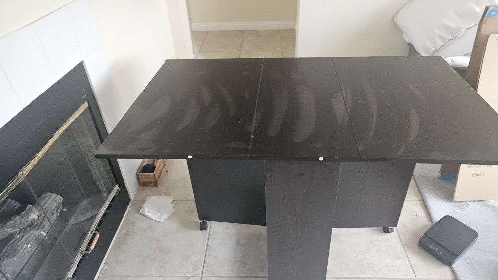 Collapsible dining room table