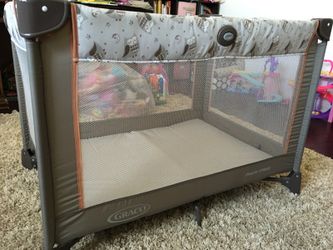 Baby playpen hardly used, very practical and easy to store