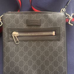 ( GUCCi) $625 OBO-GG BLACK SMALL MESSENGER BAG