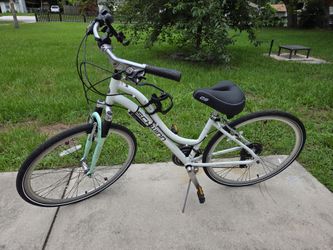 Schwinn Trailway hybrid bike
