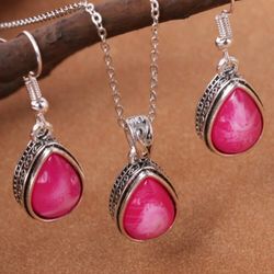 3-piece accessory set: necklace and earrings