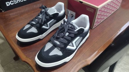 Vans Upland Low Top Shoe Black and White Men size 11.5