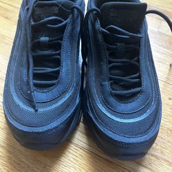 slip-resistant shoes 8 1/2 W 