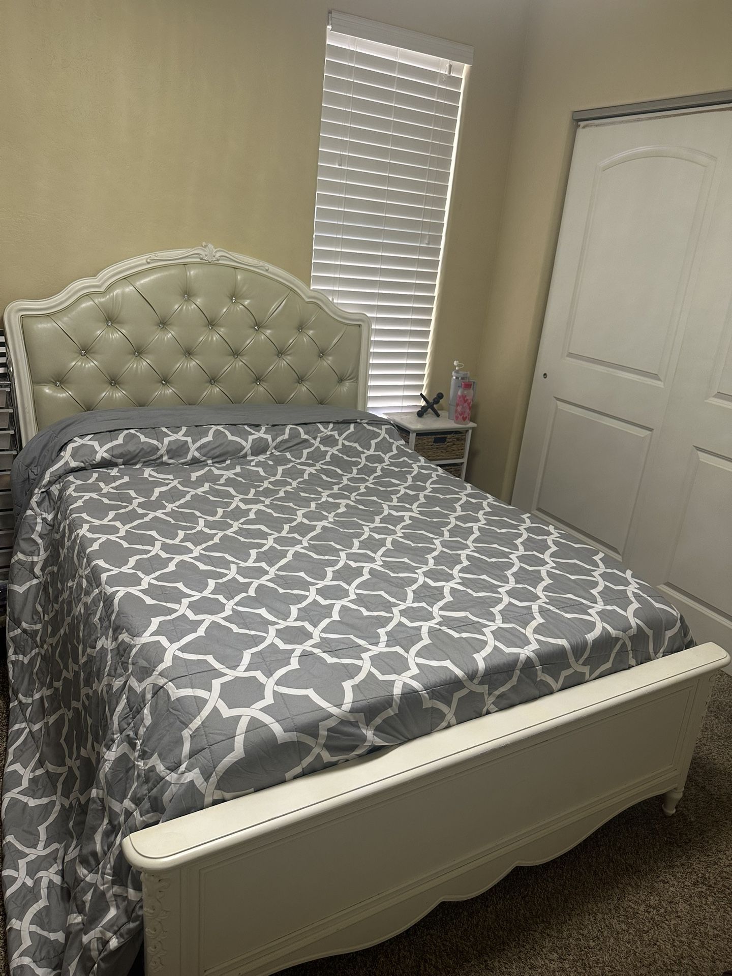 Bed Frame With Matress And Dresser