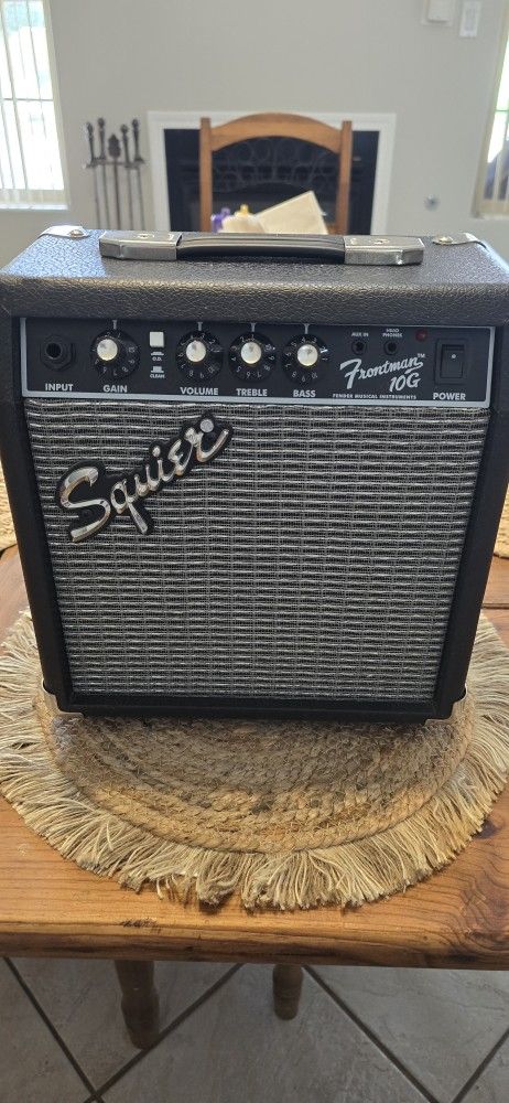 Squier Frontman 10G Amp W/ Cords