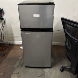 Insignia™ - 4.3 Cu. Ft. Mini Fridge with Freezer 