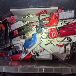 Milwaukee Switch Blade Hole Saws Plus Assorted Milwaukee Dewalt Bosch And Makita Impact And Drill Bits 