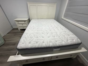 Queen size bed set