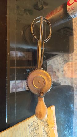 Mechanical kitchen eggbeater