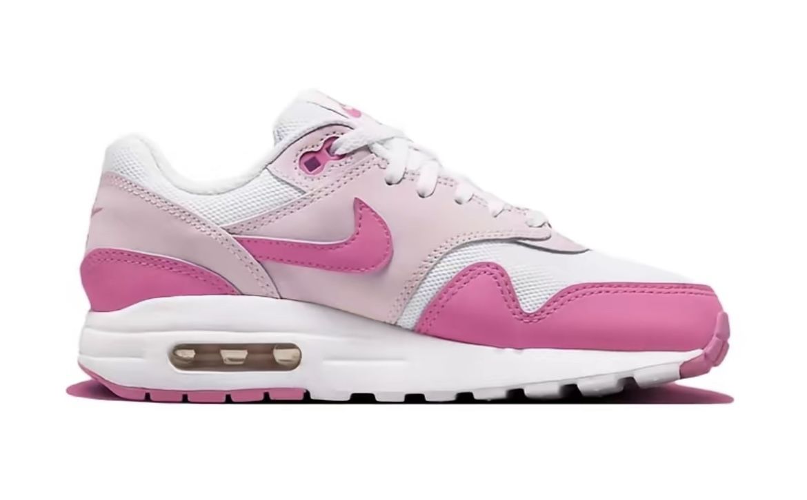 Nike Women’s (7Y) (8.5) NEW