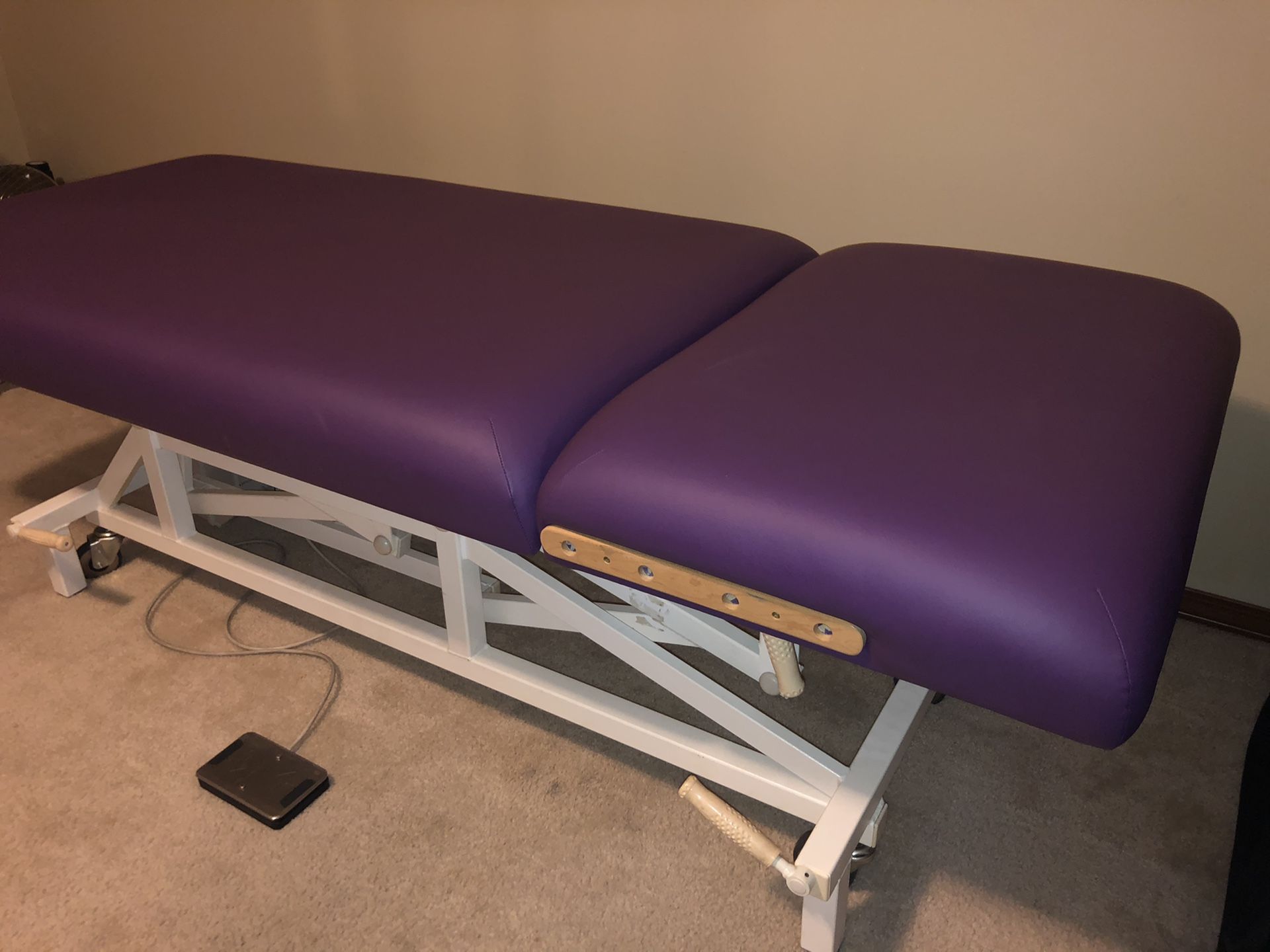 Hydraulic Massage Table for Sale in Bonney Lake, WA OfferUp