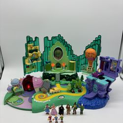 Polly Pocket Wizard of OZ Emerald City Playset 2001 Turner W/ 9 Figures WORKS