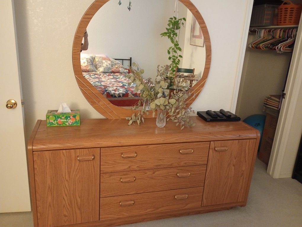 Dresser With Mirror 