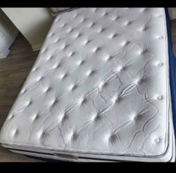 Like new beautiful beautyrest queen size mattress and boxspring.
