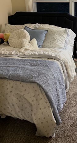 Barely used bed w/mattress