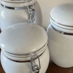 There Is Three Pieces Canister Set. The Color Is White, Barely Used.