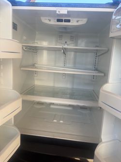Bonito refrigerador enfría muy vien falta plásticos de la verdura