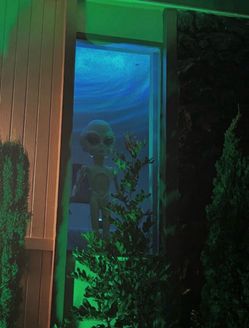 4.5 foot alien animatronic