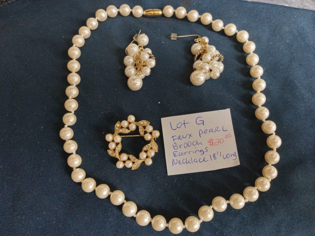 Custome Jewelry vintage to now read description please