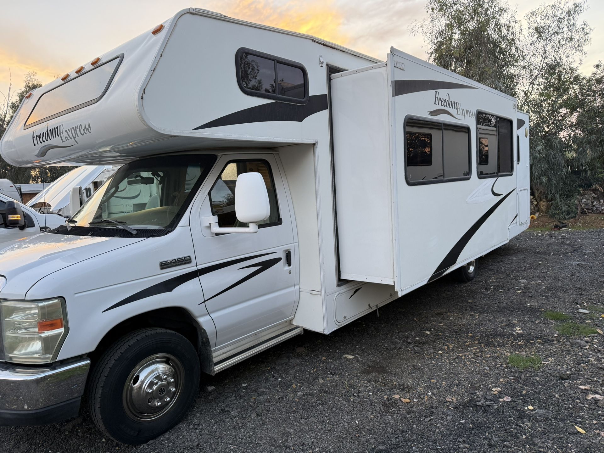 2009 Coachman super slide out 31 ft 60 miles