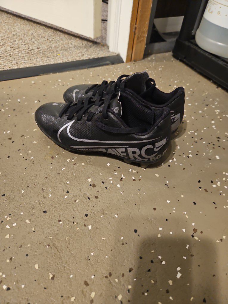 Boys Nike Soccer Shoes Size 1 