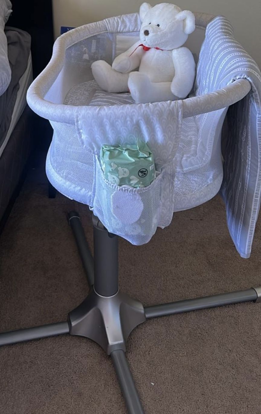 Baby bedside sleeper / bassinet – gently used