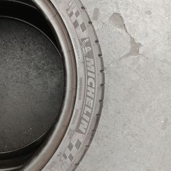 1 llanta 305 35 R19 Michelin Pilot Super Sport